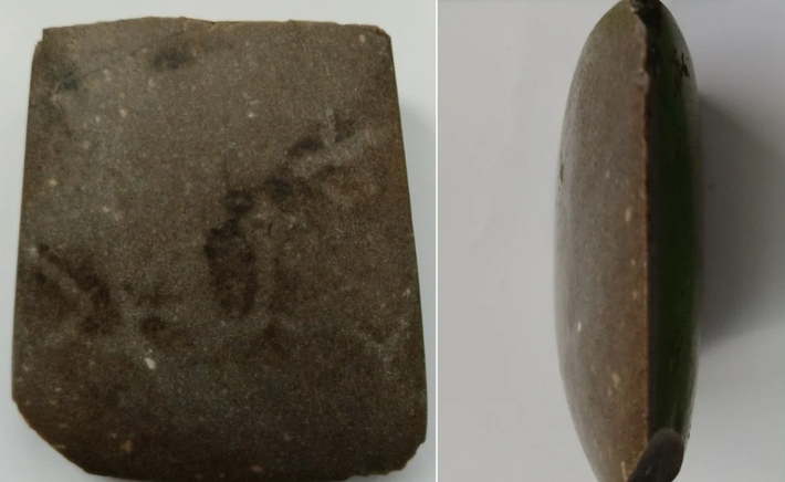 Đó là một hòn đá nhẵn, hình nêm, với chiều dài 6,35 cm. Ảnh: @Cơ quan Bảo tồn Di tích tỉnh Lublin.