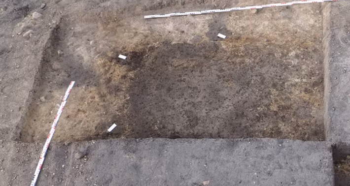 Ba lò nướng được gia cố bằng đất sét nung, lưu giữ dấu vết của những khúc gỗ tròn cho thấy cấu trúc ban đầu của chúng. Ảnh: @Văn phòng Quản lý Di sản và Khảo cổ học bang Saxony-Anhalt.