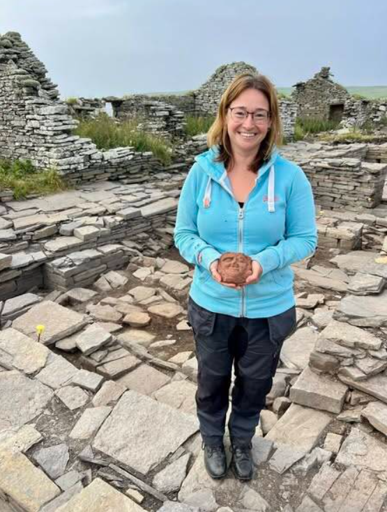 Chiếc đầu đá sa thạch này khác hẳn với bất cứ thứ gì từng được tìm thấy trước đây tại địa điểm này, nơi đã được khai quật khảo cổ trong suốt 10 năm qua. Ảnh: @Katie Joss.