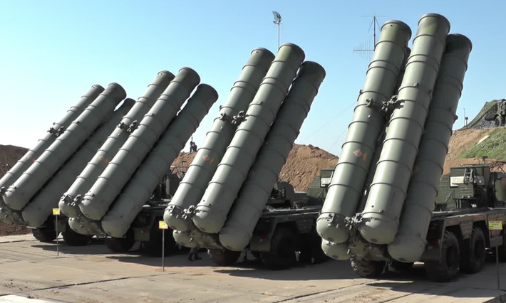 Động thái trên cũng dễ hiểu bởi Nga từ lâu đã nỗ lực hiện đại hóa khả năng của các hệ thống phòng không chủ lực, đặc biệt là bằng cách rút kinh nghiệm từ các chiến dịch quân sự chống lại Ukraine. Ảnh: @ The Moscow Times.