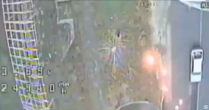 Một đoạn clip mới xuất hiện trên mạng xã hội cho thấy, một chiếc máy bay không người lái FPV của Nga đang cố gắng phá hủy một đường hầm lưới trên đường, bằng cách đốt cháy nó. Ảnh: @distant_earth83.