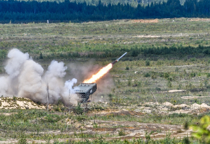 Sự kết hợp giữa hỏa lực mạnh, khả năng tấn công nhanh cùng hệ thống bảo vệ chống máy bay không người lái mới được tích hợp sẽ giúp Hệ thống bắn tên lửa hạng nặng TOS-1A Solntsepek trở thành công cụ quan trọng trong kế hoạch duy trì vị thế của Nga trên chiến trường. Ảnh: @Известия.