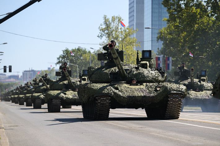 Xe tăng và một số khí tài hạng nặng từ Nga cũng xuất hiện, song song với pháo và các hệ thống do Serbia tự sản xuất, chứng minh quốc gia này vẫn đang duy trì ngành công nghiệp quốc phòng nội địa dù phần lớn vũ khí chủ lực phải dựa vào nhập khẩu.