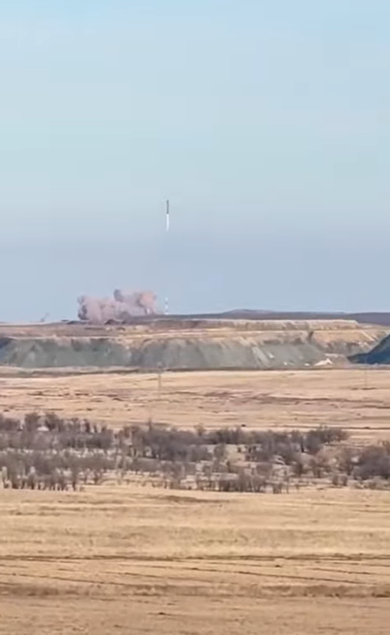 Cơ sở Yasny là nơi đặt căn cứ của Lực lượng Tên lửa Chiến lược và một sân bay vũ trụ. Mới đây, một tên lửa đạn đạo xuyên lục địa của Nga đã rơi chỉ vài giây sau khi phóng tại bãi phóng Yasny ở vùng Orenburg. Ảnh: @XomaMilitarnyi.