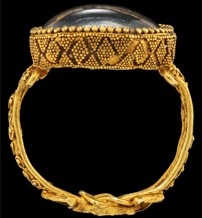 Bảo tàng J. Paul Getty đã sở hữu một kiệt tác trang sức có từ thời Hy Lạp cổ đại. Đó là một chiếc nhẫn vàng tinh xảo, với họa tiết mô hình vườn thu nhỏ làm bằng vàng và men. Ảnh: @Bảo tàng J. Paul Getty.