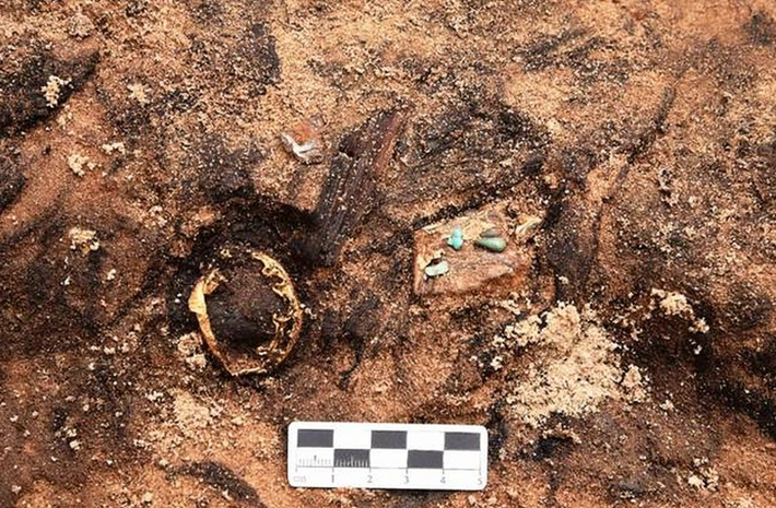 Các nhà khảo cổ cho biết, đây là lần đầu tiên họ tìm thấy bức tượng rồng cổ kỳ lạ như vậy trong lăng mộ của giới quý tộc người Hung Nô từng được khai quật. Ảnh: @Tiến sĩ Lan Wanli.