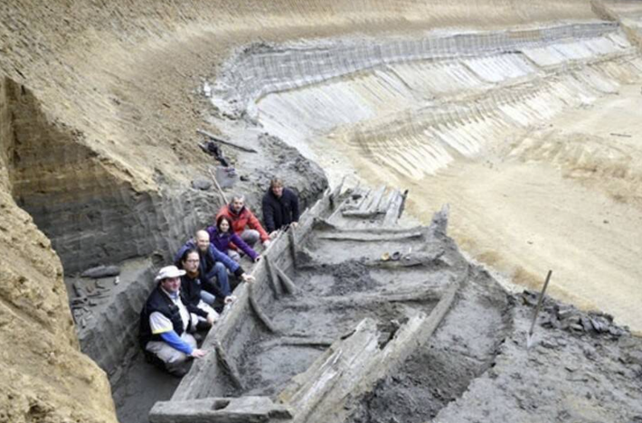 Con thuyền dài gần 15 mét với đáy phẳng và dường như được chế tạo bằng kỹ thuật của người Slav cổ xưa. Ảnh: @Uryadovir Courier.