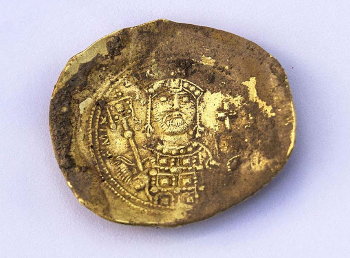Những đồng tiền vàng này được đúc theo tên (nomisma histamenon) của Hoàng đế Byzantine Michael VII Doukas, người trị vì từ năm 1.071 đến năm 1.079 Sau Công Nguyên. Ảnh: @Cơ Quan Cổ Vật Israel.