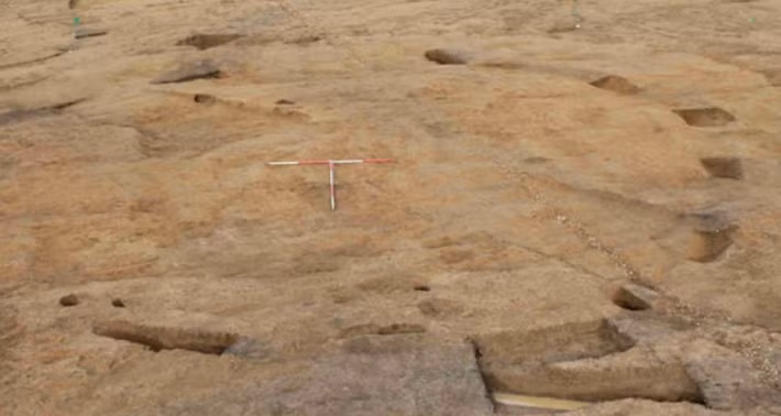 Gần đây, khi đang khai quật tại Địa điểm Field 44, các chuyên gia đến từ Bảo Tàng Quốc Gia Anh bất ngờ tìm thấy một hiện vật cổ độc đáo. Ảnh: @Bảo Tàng Quốc Gia Anh.