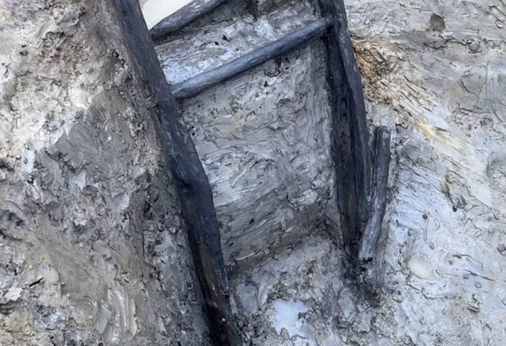 Được chạm khắc từ những thanh gỗ nguyên khối với các bậc thang được đẽo và đóng cẩn thận, chiếc thang thể hiện kỹ năng tạo hình gỗ cứng tinh vi khéo léo của người cổ xưa cách đây 1.000 năm trước. Ảnh: @Bảo Tàng Quốc Gia Anh.