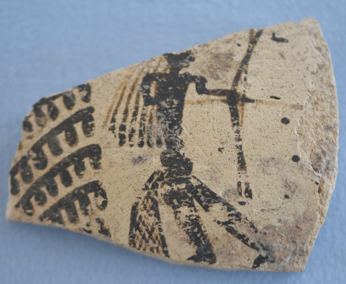 Họa tiết mô tả rõ cảnh một người đang bắn cung tên. Ảnh: @Đại học Hacettepe.