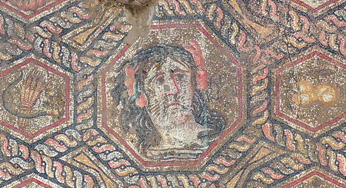 Quanh cổ người phụ nữ này còn có điểm thêm các họa tiết sóng nước. Ảnh: @Bảo tàng İznik.