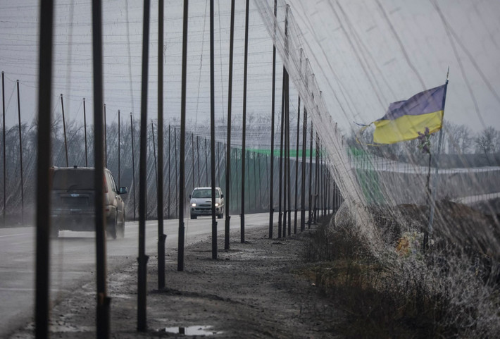 Ukraine vừa có động thái phòng thủ mới gây nhiều tranh cãi: khi lưới chống máy bay không người lái được gấp rút căng trên các tuyến đường quanh Kharkiv. Được Kiev quảng bá như lá chắn cần thiết trước hiểm họa từ trên không, biện pháp này phản ánh áp lực ngày càng lớn khi chiến sự tiến sát thành phố.