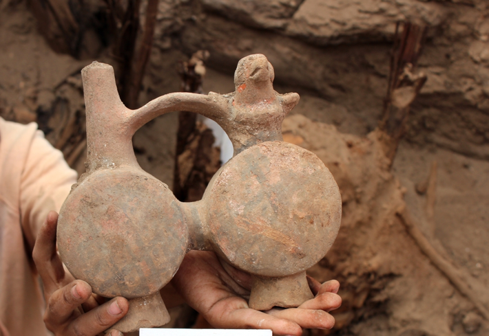 Họ được chôn cất cùng với khoảng 100 đồ tùy táng: động vật bằng gốm (hình chó, chuột lang) và bình hoa, đồ trang sức bằng hợp kim đồng và vàng, bầu hồ lô và mặt nạ gỗ có vẽ mặt người,...Ảnh: @Đại học Bruxelles.