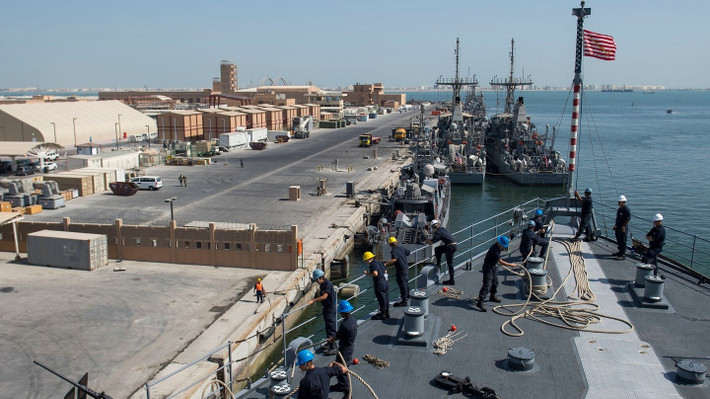 Tại Bahrain, nơi đặt trụ sở Hạm đội 5 của Hải quân Mỹ, lực lượng cũng được giảm xuống mức “thiết yếu cho nhiệm vụ”. Việc cắt giảm nhân sự tại các cơ sở chiến lược ngay trước khi xung đột bùng phát cho thấy các căn cứ này khó đảm bảo an toàn tuyệt đối.