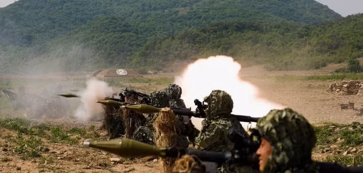 Trong một nội dung diễn tập, các đơn vị xe bọc thép đã phóng loạt tên lửa chống tăng nhằm vào mục tiêu giả định, cung cấp hỏa lực hỗ trợ cho lực lượng tấn công tiến lên.