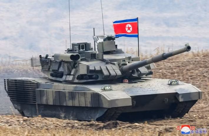 Hệ thống điều khiển hỏa lực trên mẫu xe tăng mới cũng được cho là được tối ưu hóa cho tác chiến hợp đồng hiện đại, vượt trội so với các mẫu xe tăng Triều Tiên trước đây vốn vẫn sử dụng công nghệ từ thời Chiến tranh Lạnh.