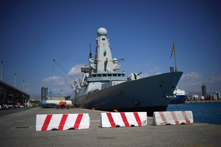 Về lý thuyết, điểm yếu này sẽ được khắc phục trong tương lai. Hải quân Anh đang triển khai chương trình nâng cấp Sea Viper Evolution nhằm cải tiến hệ thống phòng không của lớp Type 45. Sau khi hoàn tất, các tàu này dự kiến sẽ được trang bị những tên lửa và hệ thống điều khiển mới cho phép đánh chặn các mối đe dọa phức tạp hơn, bao gồm cả tên lửa đạn đạo.