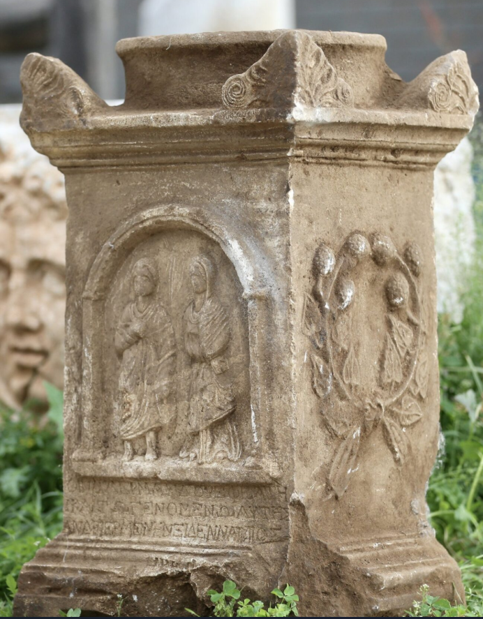 Nhà khảo cổ học Ahmet Meke, người tham gia vào quá trình khai quật, cho biết trang phục và phong cách của các nhân vật khắc trên tấm bia giúp hé lộ một góc nhìn về cuộc sống thường nhật và cấu trúc xã hội của các cộng đồng thời La Mã trong khu vực. Ảnh: @Bảo tàng Fethiye.