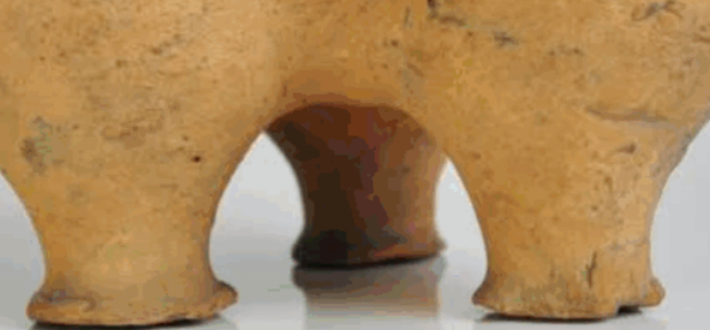 Ba là, trò chơi giao lưu thượng lưu: vật phẩm này có thể thuộc về phạm vi giao lưu, dùng để giải trí cho khách mời trong một bữa tối trang trọng. Có lẽ là một thử thách uống rượu hoặc thử thách rót từ bình này sang bình khác mà không làm đổ, tương tự như một số trò chơi La Mã được ghi nhận ở Pompeii. Ảnh: @Wardell Armstrong Archaeology.