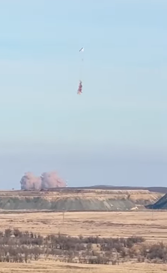 Điều ấn tượng là tên lửa này đã phóng ra một bộ phận trước khi chạm đất, có thể là một phần của quá trình thu hồi đầu đạn. Ảnh: @XomaMilitarnyi.