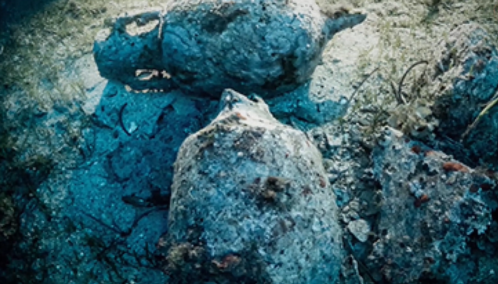 Thân tàu bằng gỗ không còn nguyên vẹn từ ​​lâu, nhưng những gì còn lại là một bộ sưu tập đồ gốm Cycladic thời tiền sử, đồ dùng gia đình và thỏi chì. Ảnh: @Peter Throckmorton.