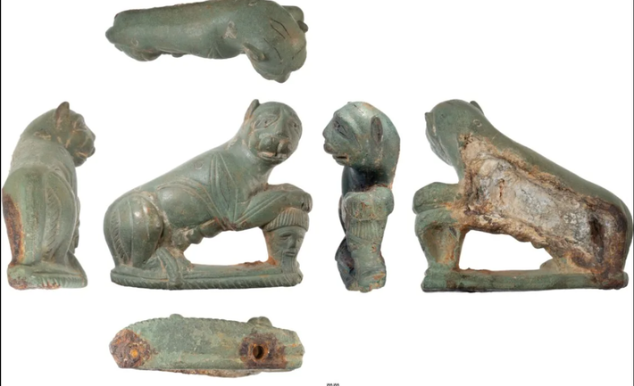 Bức tượng mô tả một con báo cái đặt chân lên đầu người có râu, rõ ràng đây là một sự kết hợp độc đáo, khó hiểu. Ảnh: @Stile Arte.