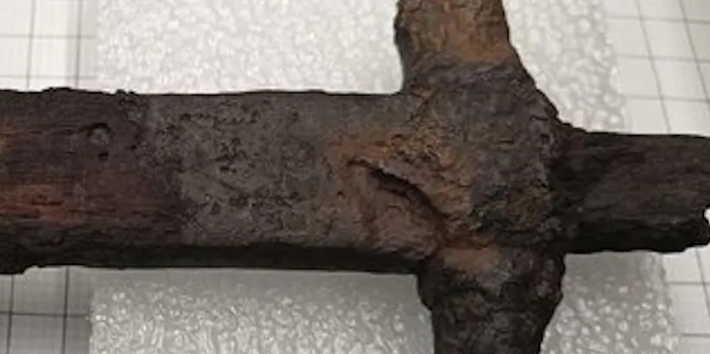 Cuối cùng, các chuyên gia đã tìm thấy một cái tên được khắc trên lưỡi kiếm, ẩn sau lớp gỉ sét dày. Ảnh: @Đại học Jena.