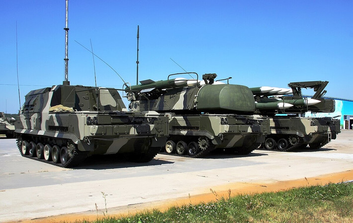 Đáng chú ý, phía trước xe 9A316 xuất hiện một phương tiện khác - nghi là 9A317M của Buk-M3, phiên bản hiện đại hơn với radar riêng và tên lửa 9R31M tầm bắn 70 km. Nếu đúng, đây là bằng chứng đầu tiên về việc Buk-M2 và Buk-M3 phối hợp tác chiến hỗn hợp, điều hiếm thấy trong lực lượng Nga.