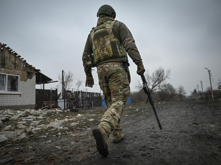 Tại tuyến hậu phương, Nga đã tăng cường xây dựng cơ sở tiếp tế và kho đạn dọc theo sông Yanchur, chuẩn bị cho các đợt tiến công tiếp theo. Sự ổn định hậu cần này được coi là yếu tố giúp Moscow duy trì nhịp độ chiến dịch mà không bị gián đoạn bởi các đợt phản công chớp nhoáng của Ukraine.