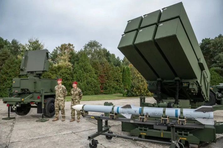 Theo các ước tính độc lập, Nga đã phóng trung bình hơn 24 tên lửa và UAV mỗi ngày kể từ khi xung đột toàn diện nổ ra. Điều đó buộc Ukraine phải đối phó với hơn 700 mục tiêu mỗi tháng, khiến bài toán chi phí và sản lượng tên lửa đánh chặn trở nên mang tính sống còn.