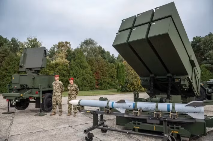 Theo các ước tính độc lập, Nga đã phóng trung bình hơn 24 tên lửa và UAV mỗi ngày kể từ khi xung đột toàn diện nổ ra. Điều đó buộc Ukraine phải đối phó với hơn 700 mục tiêu mỗi tháng, khiến bài toán chi phí và sản lượng tên lửa đánh chặn trở nên mang tính sống còn.