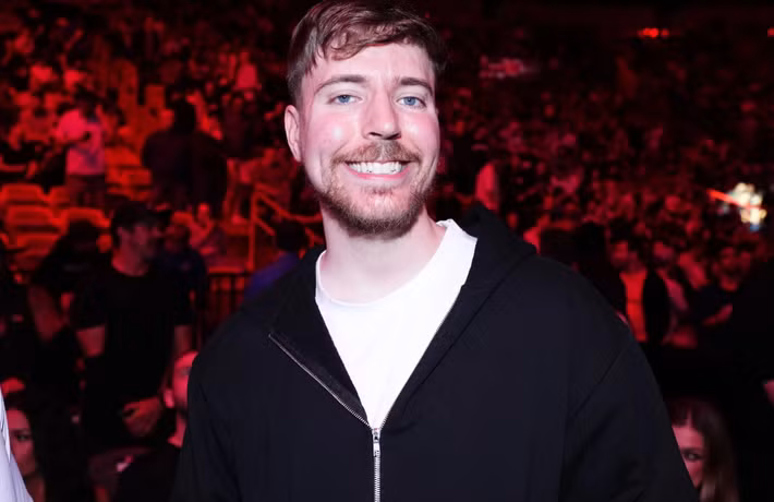 Mặc dù rất nổi tiếng, MrBeast vẫn rất khiêm tốn. Anh ấy thường sử dụng nền tảng của mình cho mục đích tốt. Các video của anh ấy thường liên quan đến các hành động tử tế ngẫu nhiên, chẳng hạn như tặng nhà, xe hơi và tặng tiền. Anh ấy đã quyên góp hàng triệu đô la cho các chiến dịch nước sạch và cứu trợ thiên tai. Ảnh: @Food On Demand.