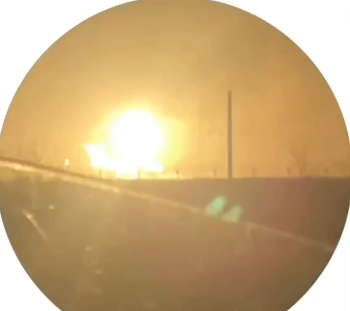 Vì được thiết kế dựa trên Il-76MD, hình dáng tổng thể của nó vẫn giữ nguyên. Tuy nhiên, A-60 1A2 có thể được nhận ra nhờ phần mũi đặc trưng và một cấu trúc nhỏ ở phía trên, hướng về phía sau máy bay, như trong video. Ảnh: @жозефина бонапард.