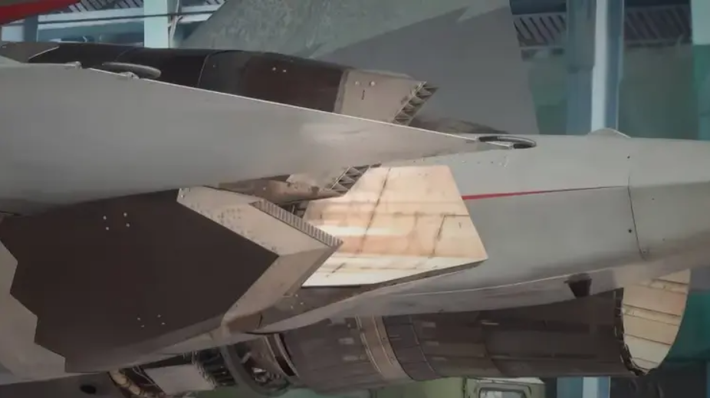 Thân máy bay và khoang vũ khí bên trong của Su-57M1 cũng sẽ phẳng hơn so với bản gốc, nhằm mục đích cải thiện hơn nữa khả năng tàng hình của máy bay. Ảnh: @Next-Generation Future.