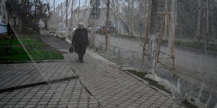 Thực tế tại hiện trường lại đặt ra hàng loạt dấu hỏi. Chất lượng thi công của các công trình này bị đánh giá là thấp, khó có thể chống chịu điều kiện thời tiết khắc nghiệt. Chỉ một đợt tuyết rơi dày hoặc gió mạnh cũng đủ khiến lưới và cột trụ sập xuống - kịch bản từng xảy ra trên nhiều tuyến đường khác.