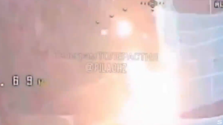 Trong khi đó, thuốc nổ nhiệt nhôm cháy ở nhiệt độ cực cao — trên 2.000°C. Về lý thuyết, ngay cả khi tiếp xúc ngắn với ngọn lửa của thuốc nổ nhiệt nhôm này cũng đủ để làm tan chảy lưới mỏng. Ảnh: @distant_earth83.