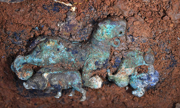 Đặc biệt, họ tìm thấy đồ chơi của hoàng tử tên là Lưu Trùng Quốc, con trai của Hoàng đế Lưu Hà, đồ chơi này bao gồm các tượng đất sét hình con báo, con vật và lợn lòi. Ảnh: @ Hiệp hội Khoa học Xã hội Trung Quốc.