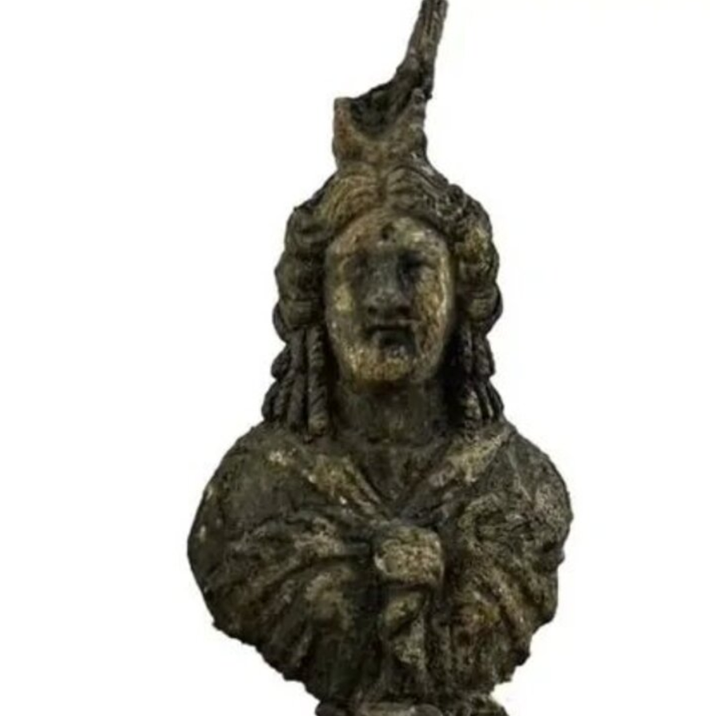 Trên đầu nữ thần là hai trái bắp ngô, tượng trưng cho sự sinh sôi nảy nở và sung túc, trong khi một chiếc khăn choàng tua rua buộc ở phía trước che phủ vai, phản ánh phong cách thường thấy trong các bức họa Hy Lạp-La Mã về nữ thần. Ảnh: @Đại học Kỹ thuật Karadeniz.