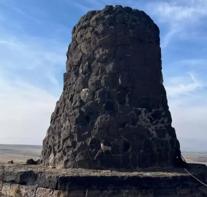 Đó là một tháp cột đá cao 5 mét cực kỳ độc lạ, khó hiểu. Theo các chuyên gia, công trình kiến ​​trúc kỳ lạ này có nguồn gốc bí ẩn. Ảnh: @Bảo Tàng Quốc Gia Thổ Nhĩ Kỳ.