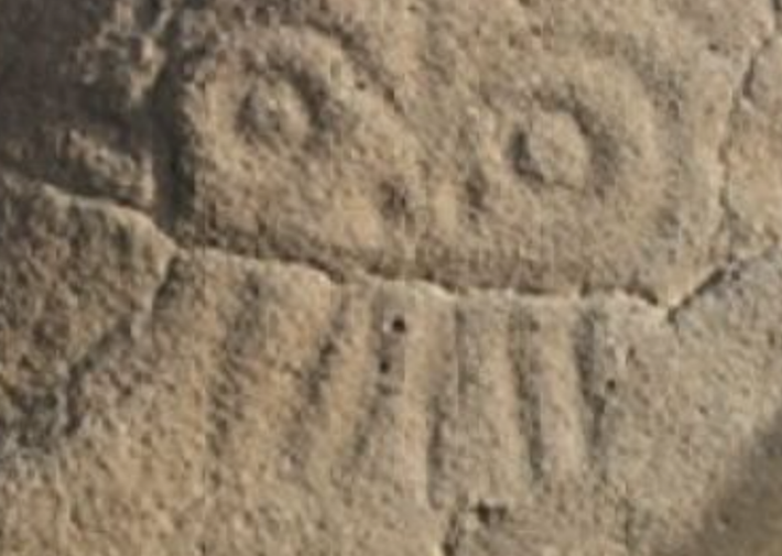 Khuôn mặt được mô tả có hai mắt, một miệng và bốn khe dọc được cho là tượng trưng cho râu hoặc răng. Ảnh: @Wu Jiacai.