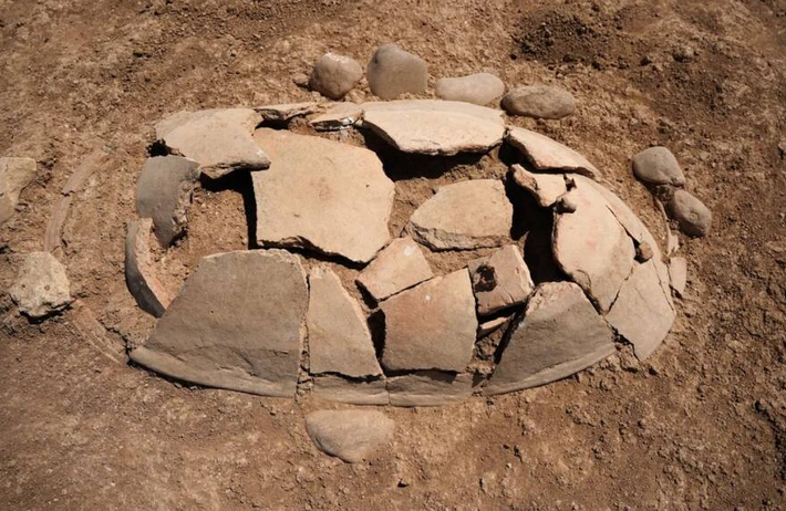 Các ngôi mộ này đều là những ngôi mộ bằng gốm hình bầu dục. Ảnh: @Agence France-Presse.