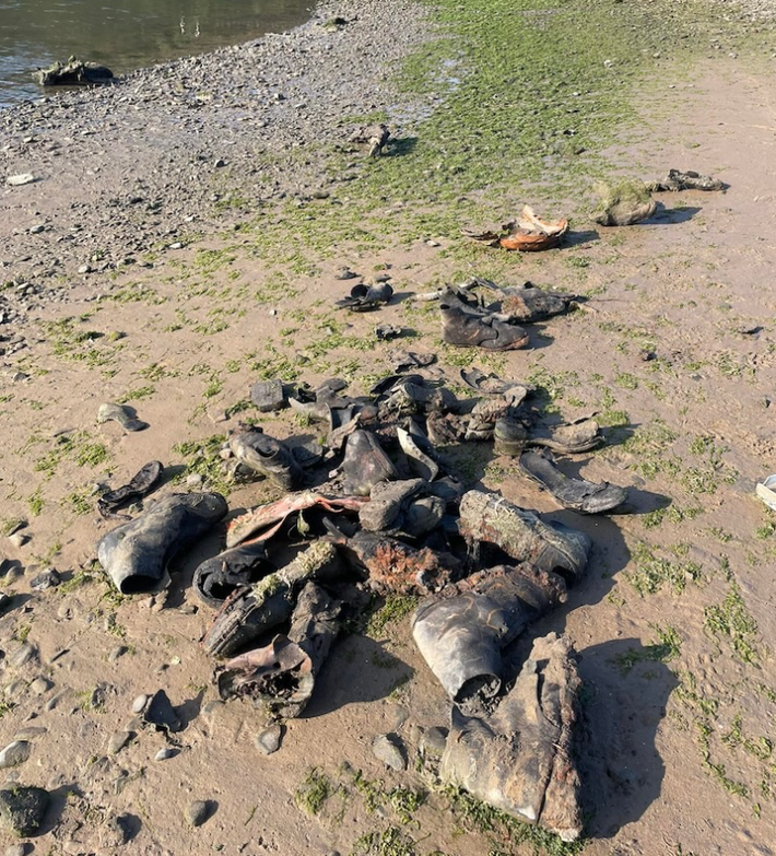 Các kỹ thuật làm sạch, thăm dò, phân tích khảo cổ học chuyên sâu cho thấy, chúng là 200 đôi giày da cổ. Ảnh: @Beach Academy.