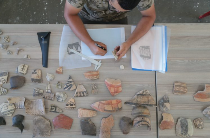 Tại gò Domuztepe này, Phó Giáo sư Tiến sĩ Halil Tekin cùng các chuyên gia khảo cổ tìm thấy nhiều mảnh gốm nhỏ. Ảnh: @Đại học Hacettepe.