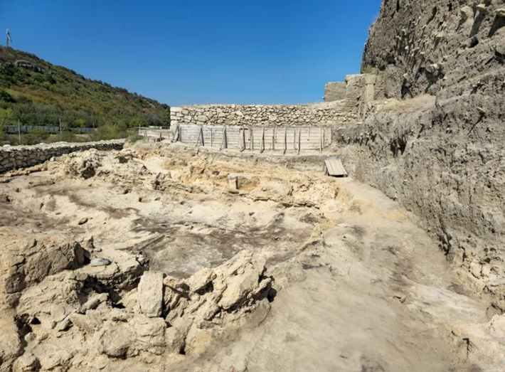 Đầu tiên là tàn tích của những tòa nhà cổ bị phá hủy một phần, chúng có nền đá và tường gạch phơi nắng, và dường như rất sang trọng với nội thất trát vữa màu sáng. Ảnh: @Bảo Tàng Quốc gia Bulgaria.