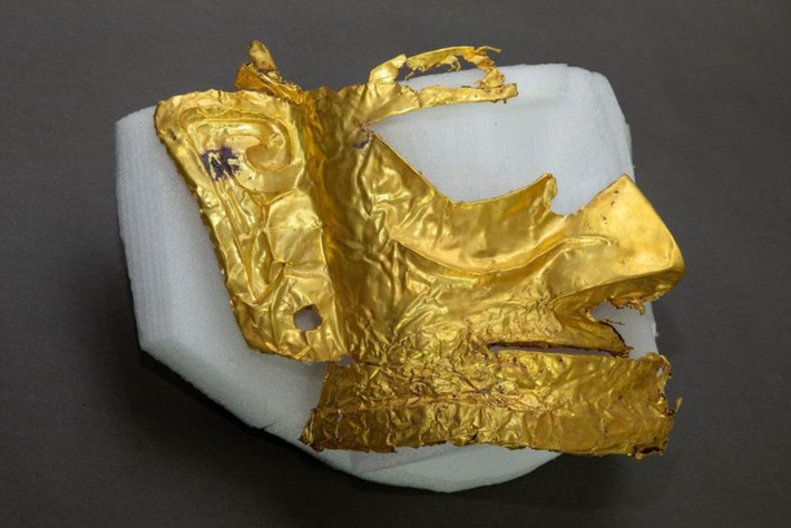 Với khoảng 84% vàng nguyên chất, mảnh mặt nạ này nặng gần nửa kg, khiến nó trở thành một trong những mặt nạ vàng nặng nhất từng được phát hiện ở Trung Quốc. Ảnh: @Cục Di sản Văn hóa Quốc gia Trung Quốc.