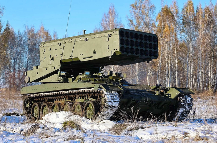 TOS-1A Solntsepek là một trong những vũ khí đặc trưng nhất trong kho vũ khí của Nga. Được chế tạo trên khung gầm xe tăng T-72, hệ thống này được thiết kế để thực hiện các cuộc tấn công dồn dập bằng tên lửa ở tầm ngắn đến trung bình. Ảnh: @Army Recognition.