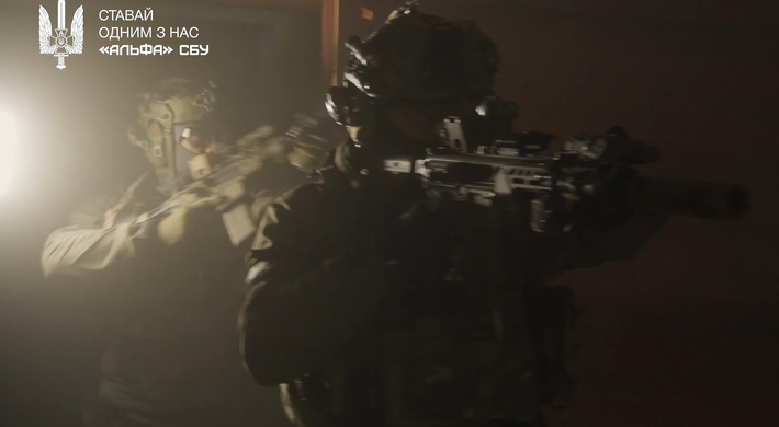 Mới đây, Cơ quan An ninh Ukraine vừa phát hành một video tuyển dụng mới có hình ảnh một chú chó robot được trang bị súng trường tấn công. Ảnh: @Cơ quan An ninh Ukraine.