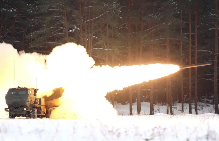 Pháo phản lực HIMARS trong cuộc tập trận gần biên giới Nga tại Lithuania, được xem là động thái răn đe.