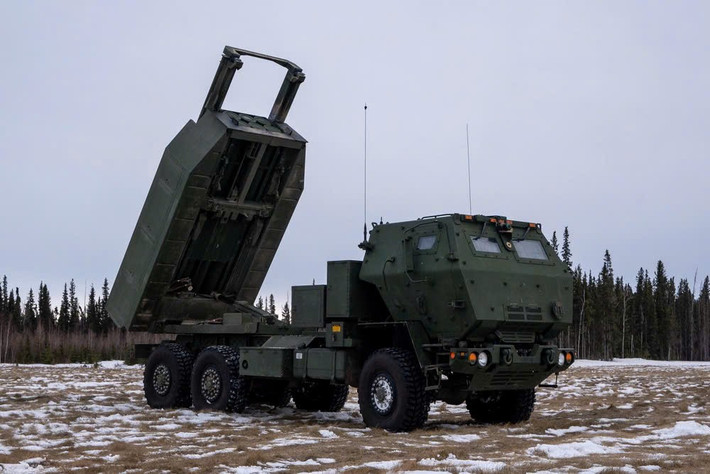 Binh sĩ Mỹ phối hợp bảo đảm hậu cần và duy trì nhiệt độ vận hành cho bệ phóng HIMARS tại Alaska.